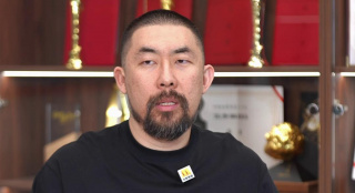 男生和女生很愁愁愁痛轮滑鞋